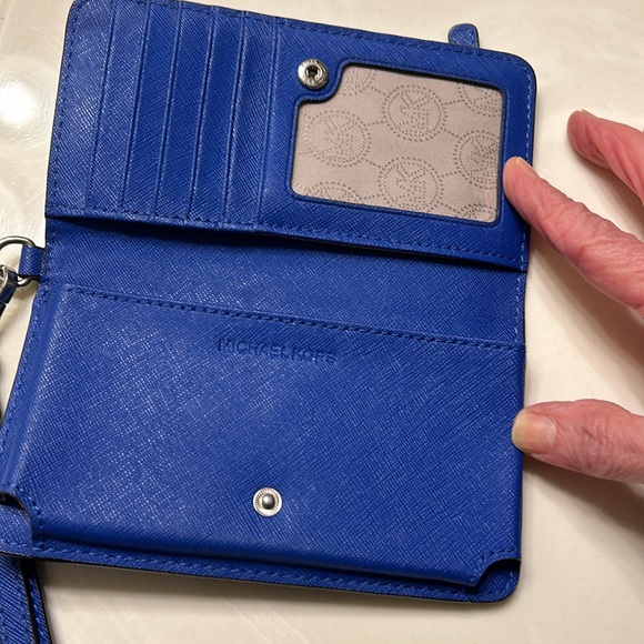 ⭐️⭐️ Women’s pebble leather Michael Kors wallet. Brand new condition. - Picture 8 of 12